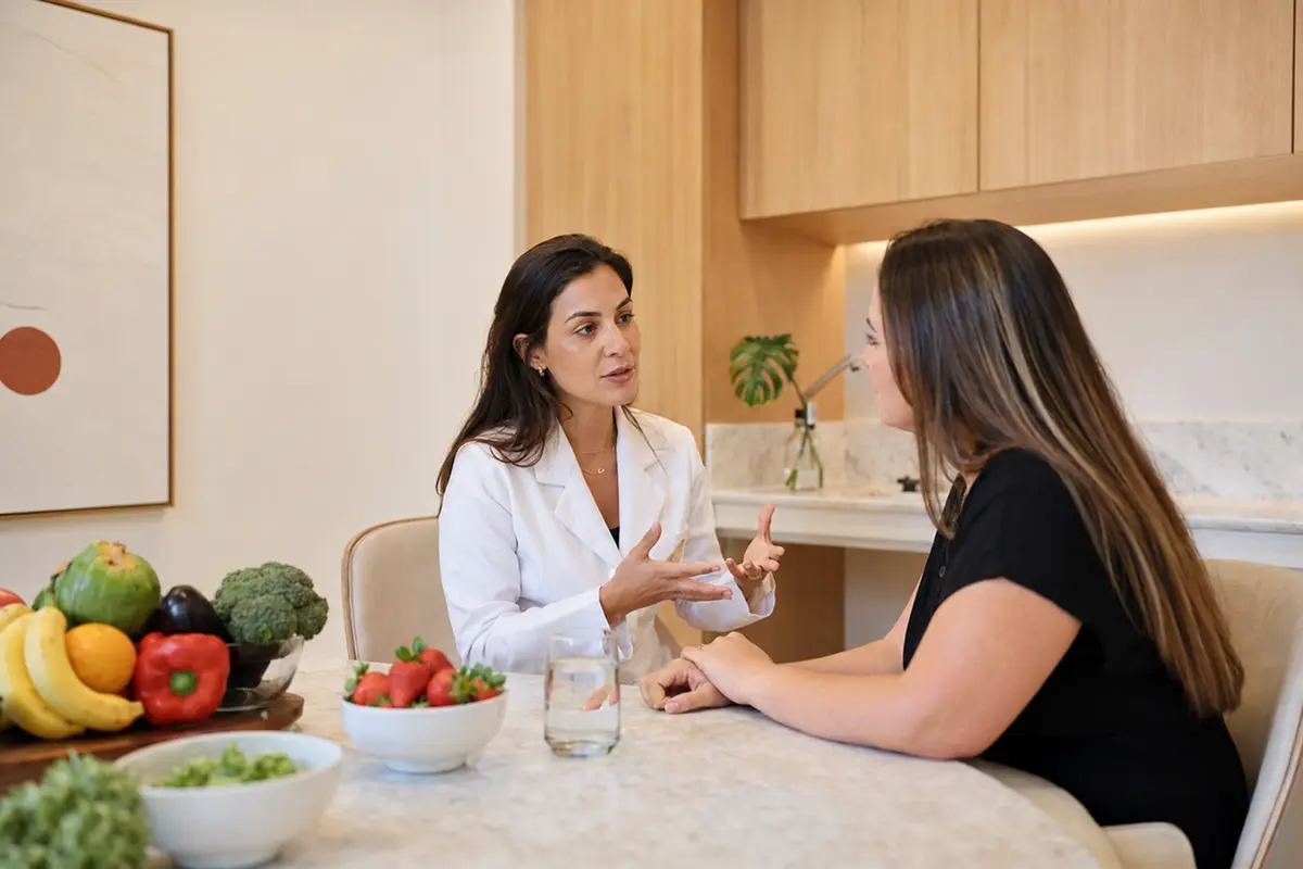 Nutricionista brasileira orientando uma paciente no consultório