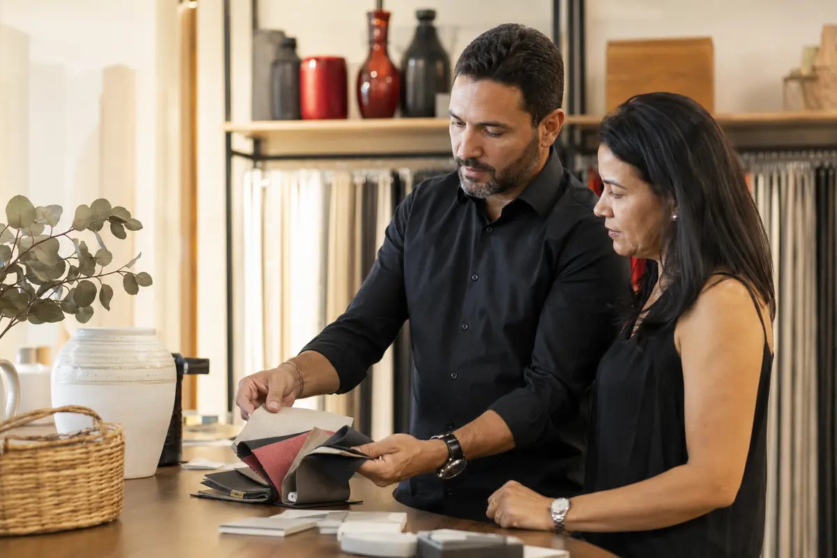 Representante comercial brasileiro apresentando amostras em uma loja