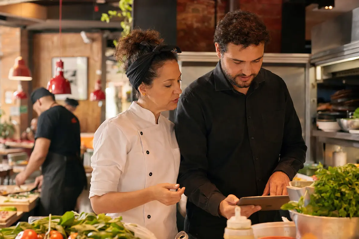Chef e gerente brasileiros acompanhando a operação de um restaurante