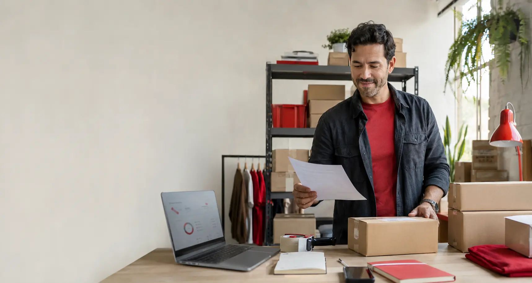 Empreendedor organiza pedidos e documentos de uma operação de e-commerce