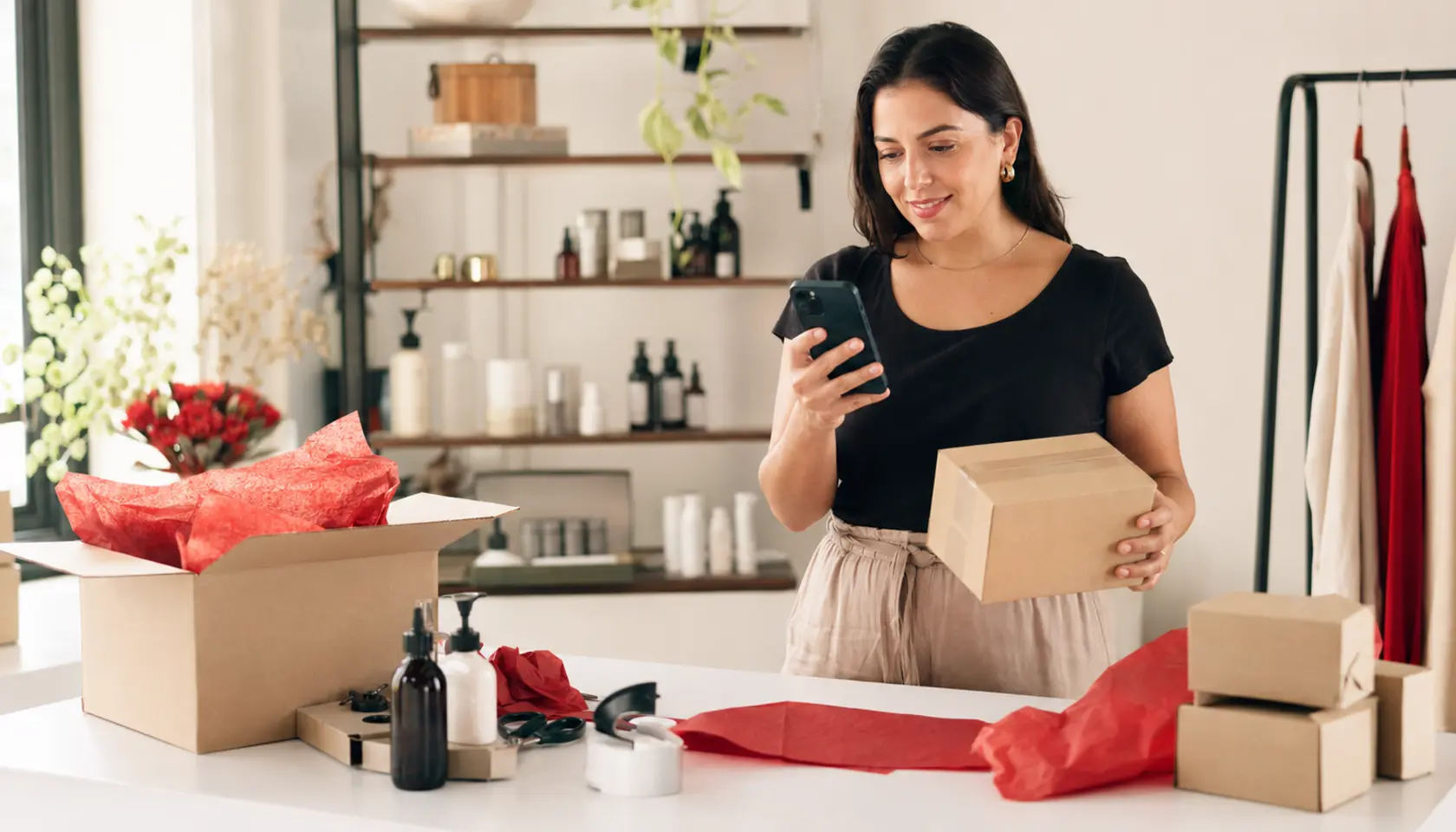 Empreendedora preparando pedidos para vender online